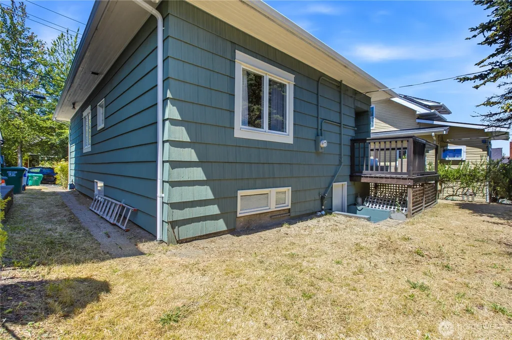 2204 3rd Avenue W Seattle WA 98119