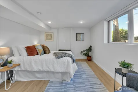 2204 3rd Avenue W Seattle WA 98119