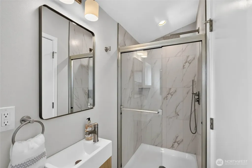 5039 41st Avenue SW Seattle WA 98136