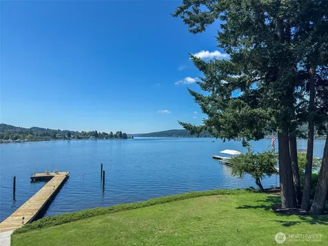 11055 SE Lake Road Bellevue WA 98004