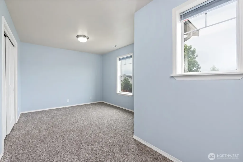 908 Daffodil Avenue NE Orting WA 98360