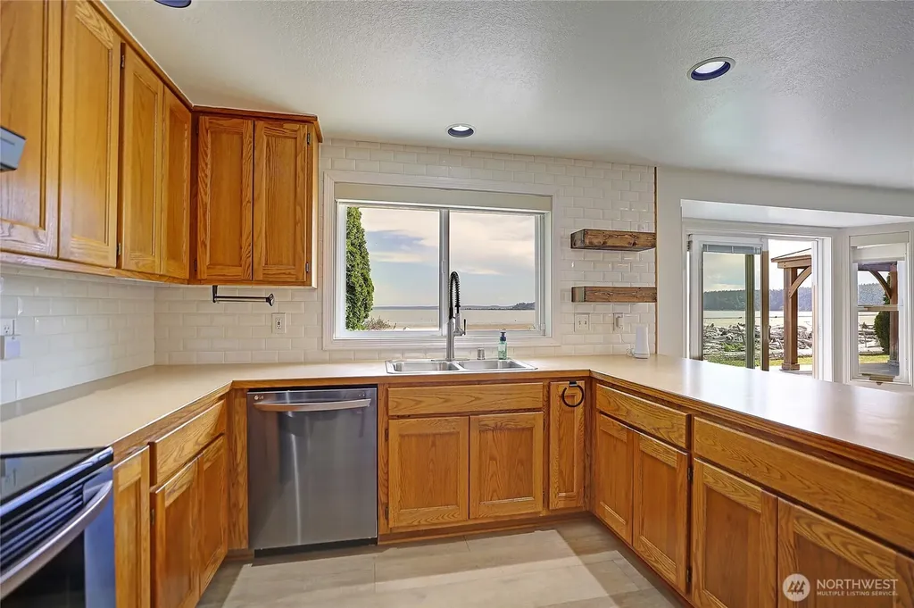 846 Livingston Bay Shore Drive Camano Island WA 98282