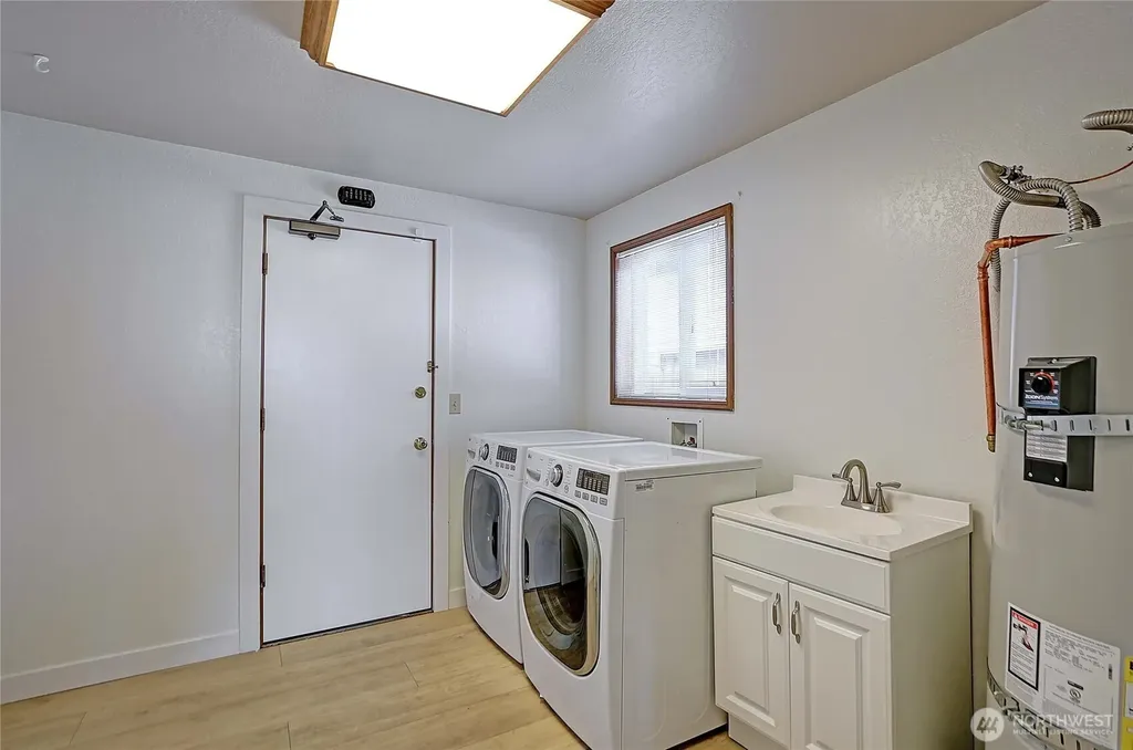 846 Livingston Bay Shore Drive Camano Island WA 98282
