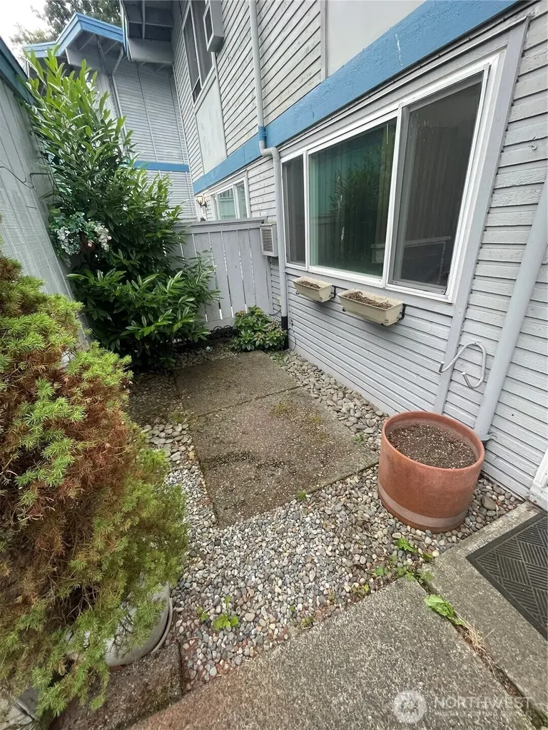 2305 S Pinebrook Lane Des Moines WA 98198