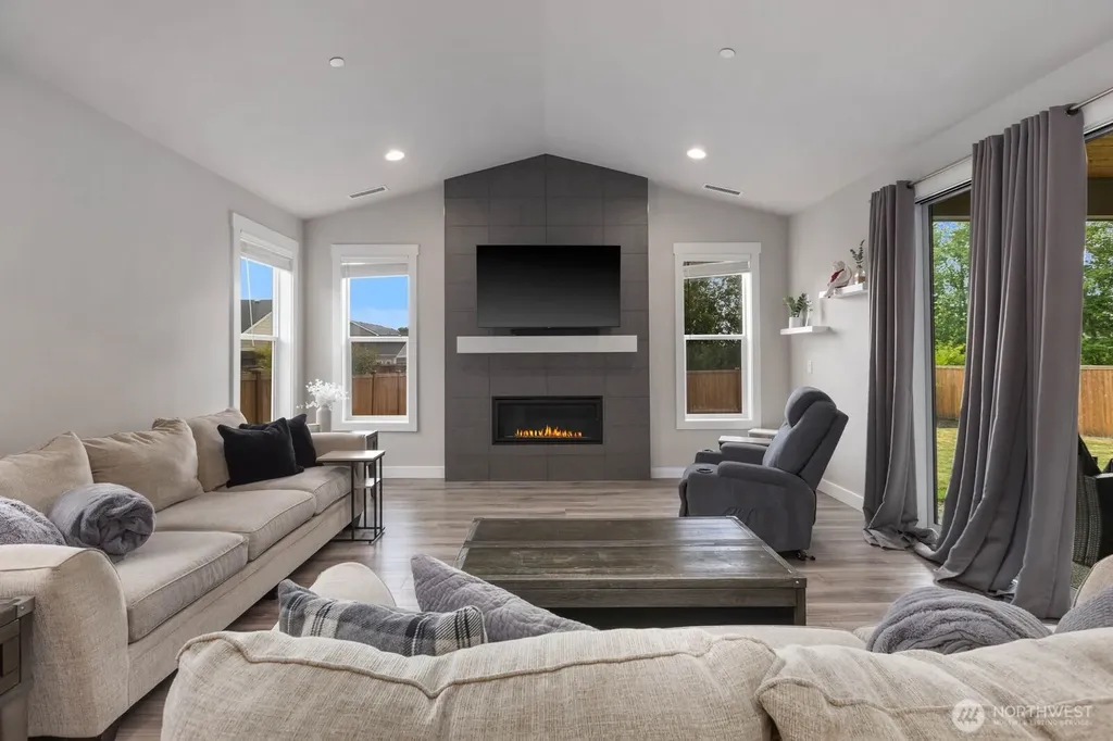 1113 25th Avenue Ct SW Puyallup WA 98373