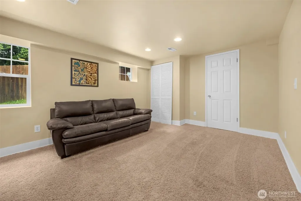 5615 S 2nd Avenue Everett WA 98203