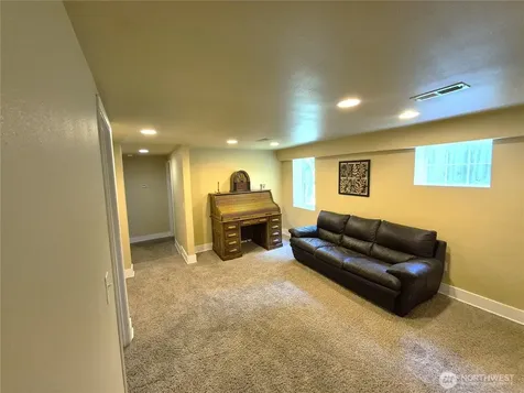 5615 S 2nd Avenue Everett WA 98203