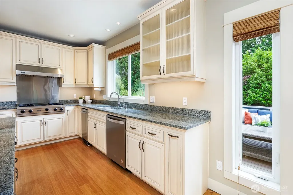 11034 Phinney Avenue N Seattle WA 98133