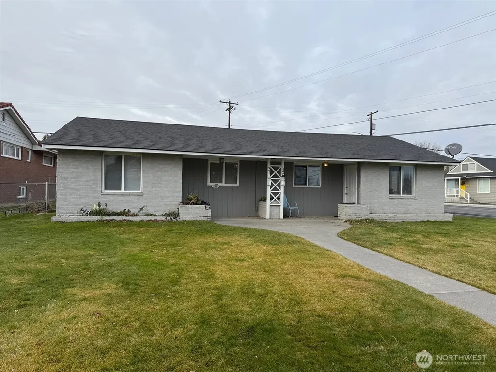 31 F Street NW Ephrata WA 98823