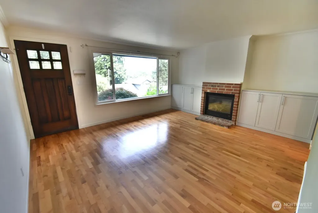 18053 25th Avenue NE Lake Forest Park WA 98155