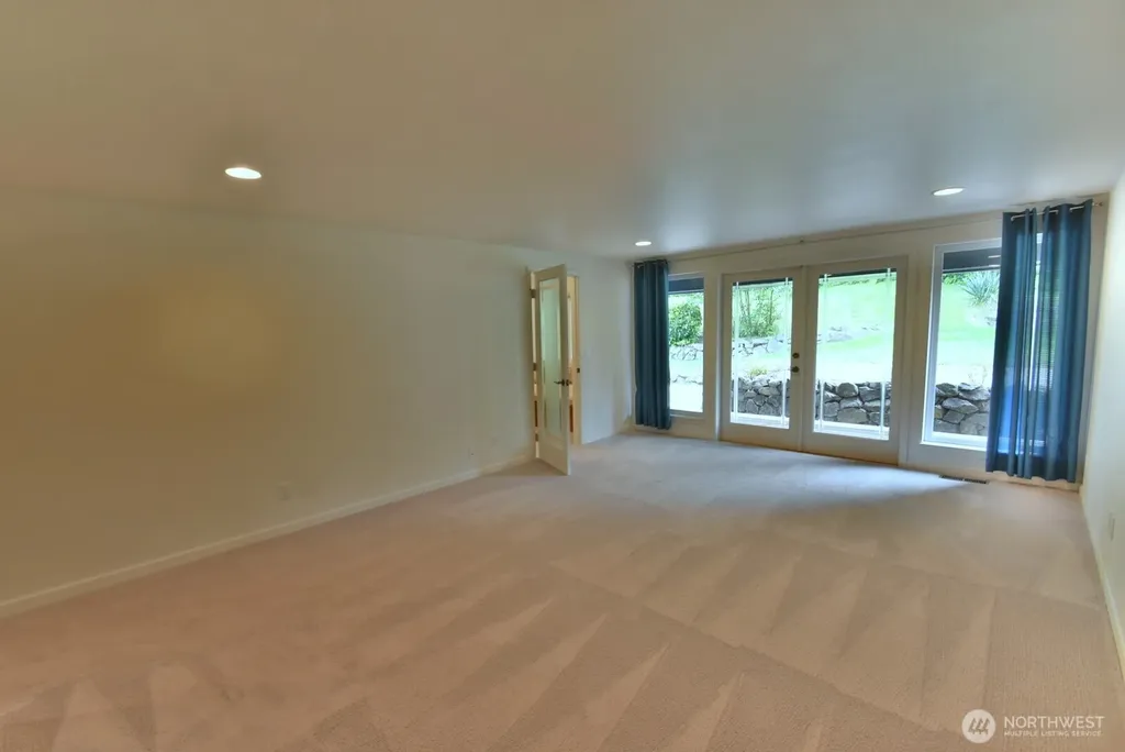 18053 25th Avenue NE Lake Forest Park WA 98155