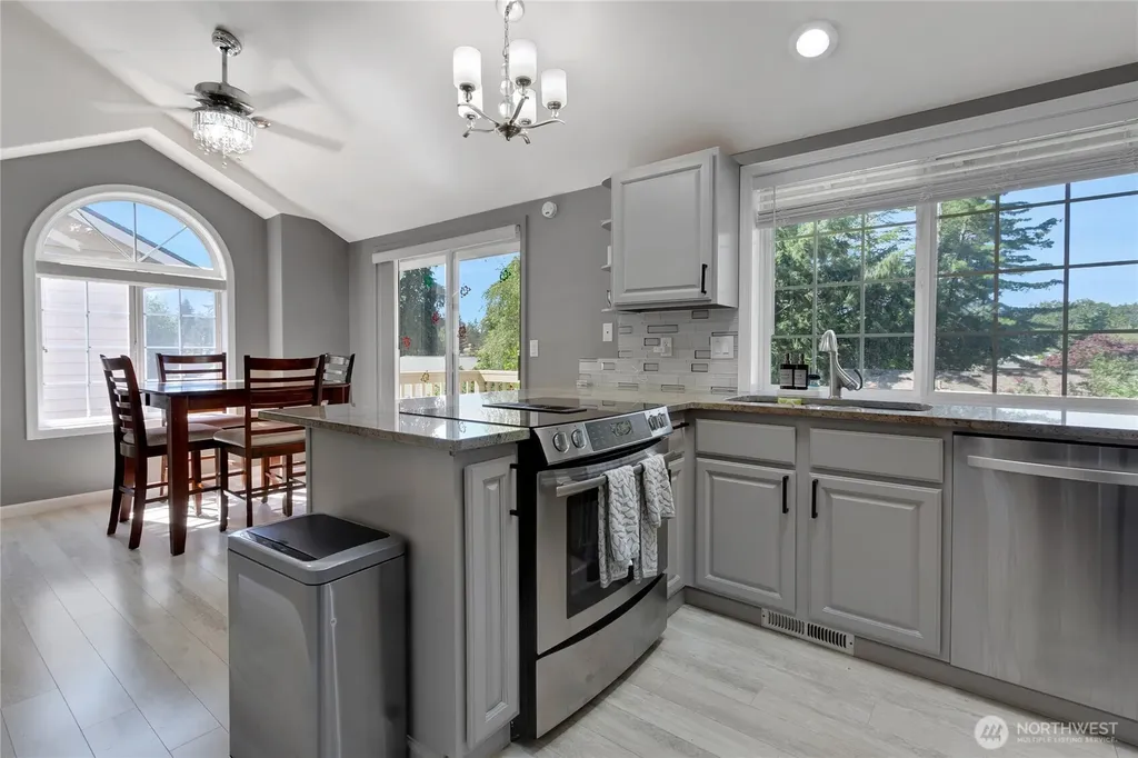 4 Lakewood Oaks Drive Lakewood WA 98499