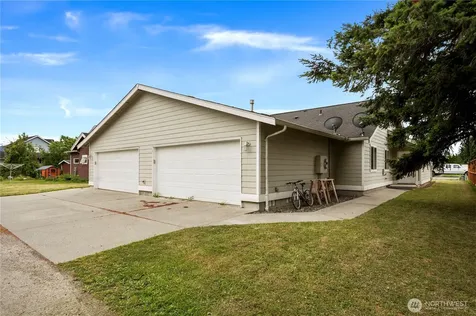 208 Noble Street Sumas WA 98295