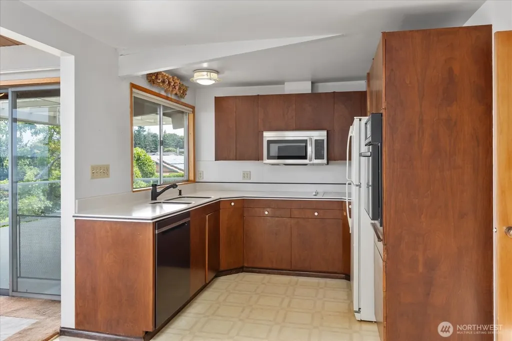 29852 Marine View Drive SW Federal Way WA 98023