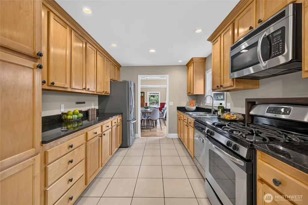 10016 SW 42nd Avenue Seattle WA 98146