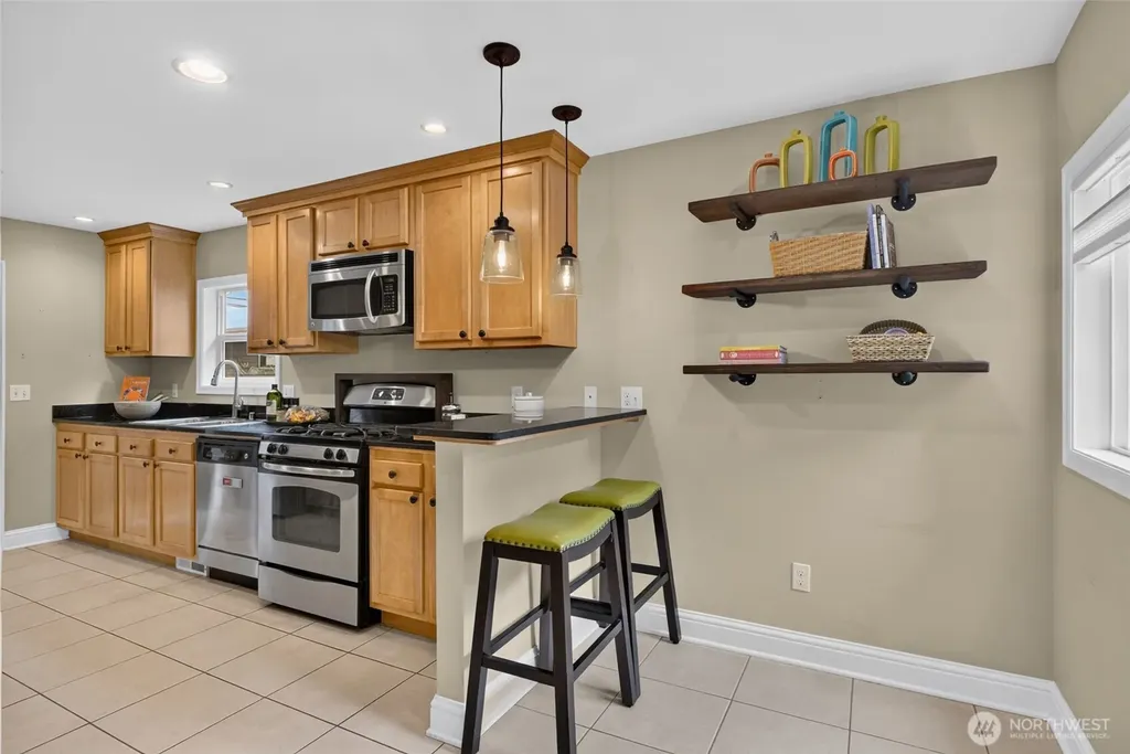 10016 SW 42nd Avenue Seattle WA 98146