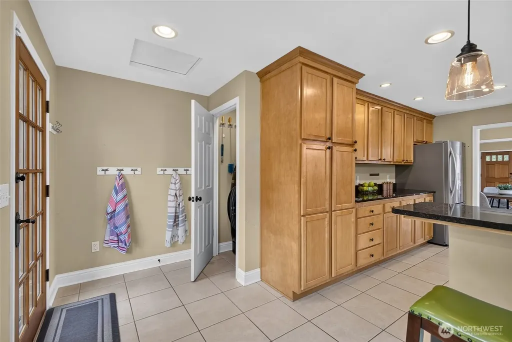10016 SW 42nd Avenue Seattle WA 98146