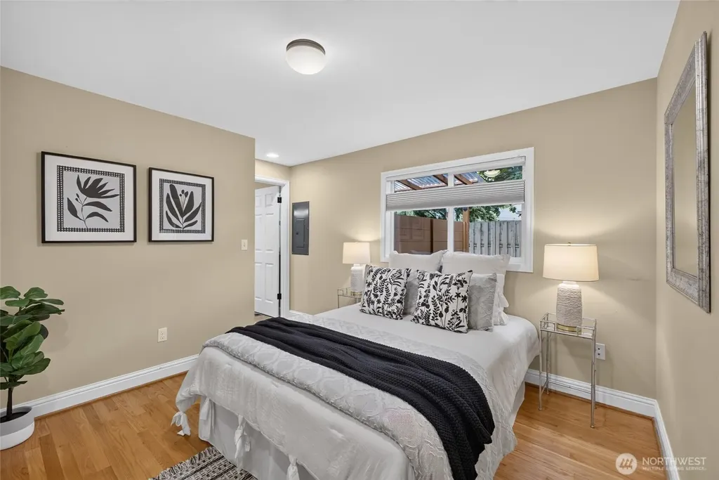 10016 SW 42nd Avenue Seattle WA 98146