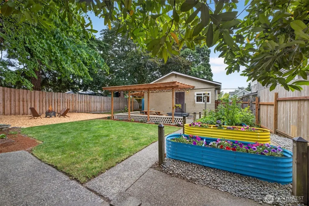 10016 SW 42nd Avenue Seattle WA 98146