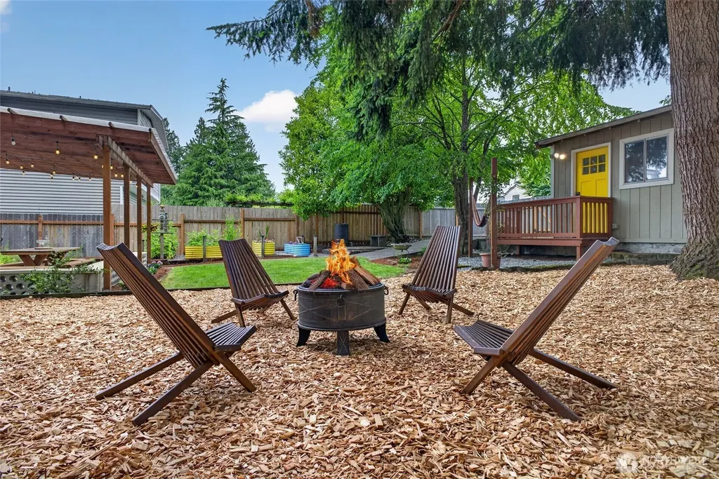 10016 SW 42nd Avenue Seattle WA 98146