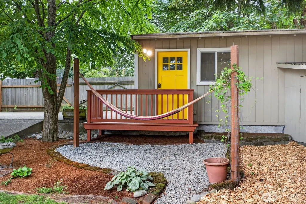 10016 SW 42nd Avenue Seattle WA 98146
