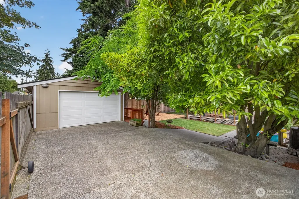 10016 SW 42nd Avenue Seattle WA 98146