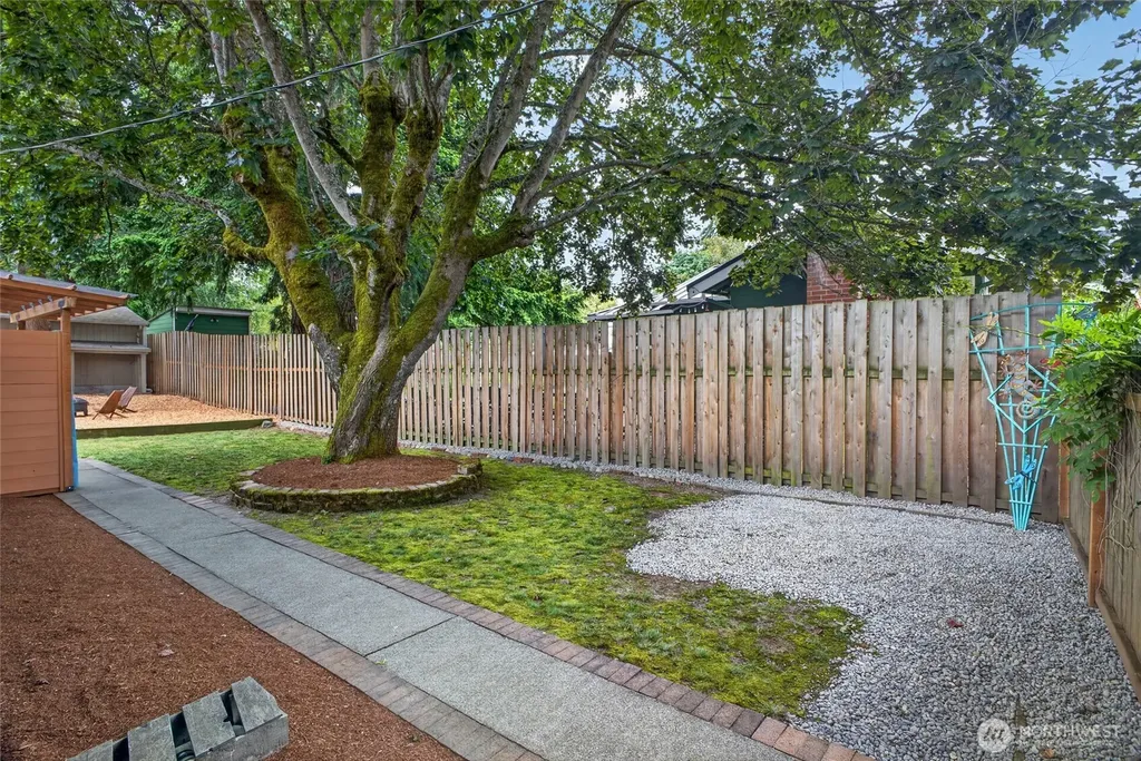 10016 SW 42nd Avenue Seattle WA 98146