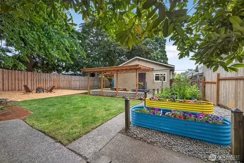 10016 SW 42nd Avenue Seattle WA 98146