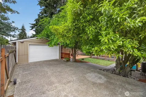 10016 SW 42nd Avenue Seattle WA 98146