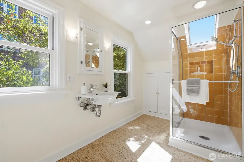 5006 Greenwood Avenue N Seattle WA 98103