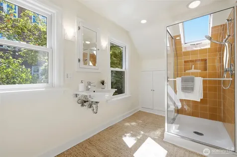5006 Greenwood Avenue N Seattle WA 98103