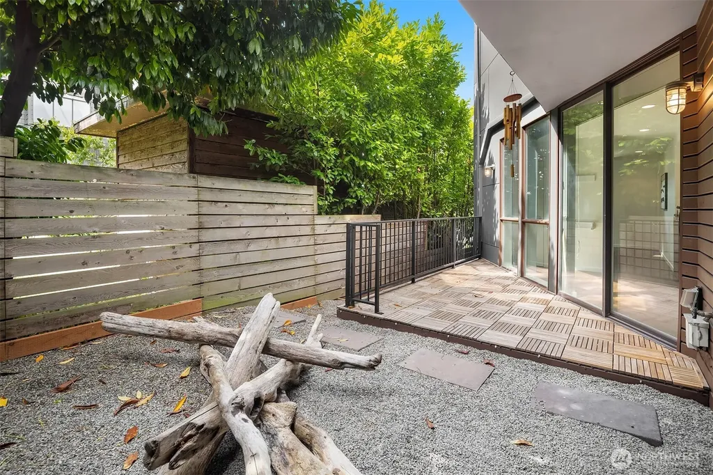 2560 12th Avenue W Seattle WA 98119