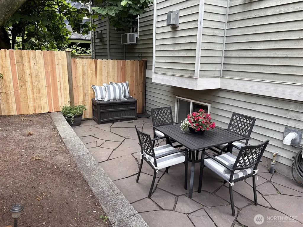 158 15th Seattle WA 98122