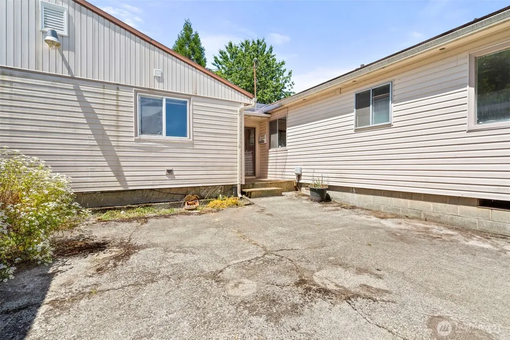 905 Peters Street Raymond WA 98577