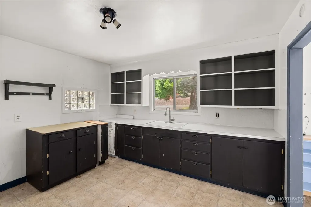 905 Peters Street Raymond WA 98577