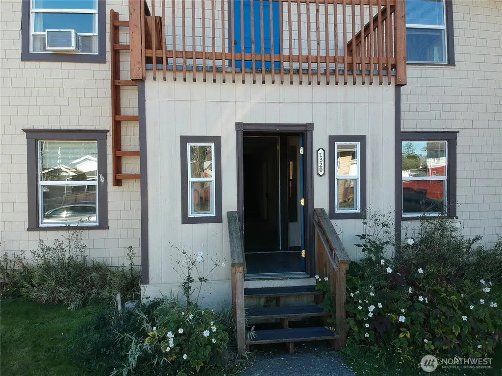 1320 3rd Street Cosmopolis WA 98537
