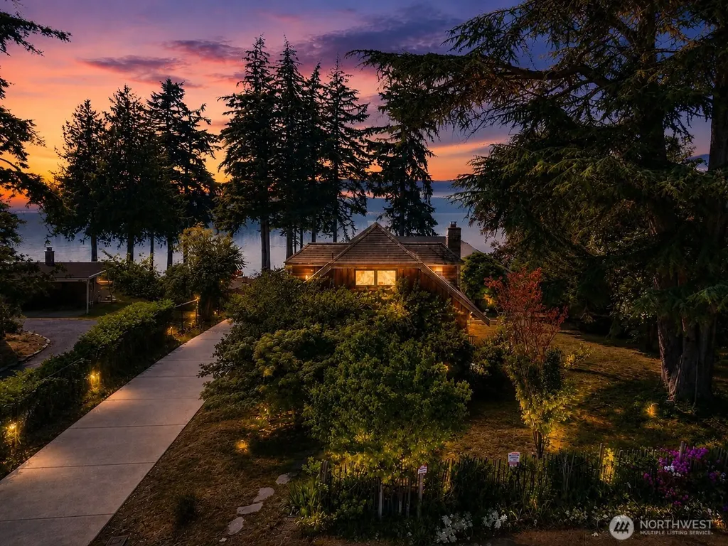 516 1st Street Steilacoom WA 98388