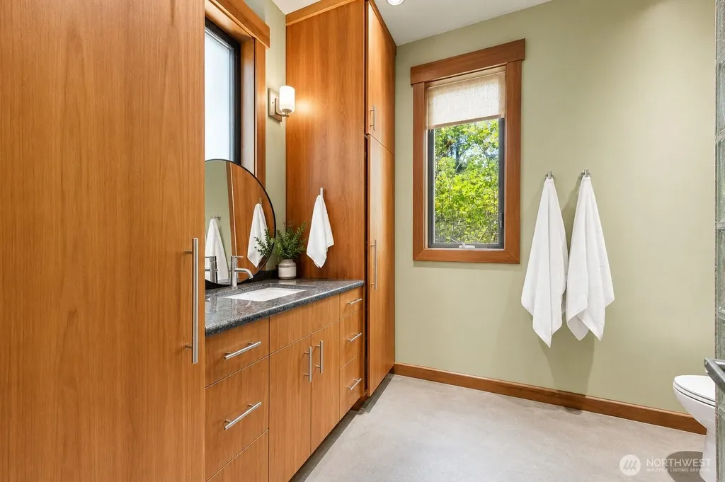 516 1st Street Steilacoom WA 98388