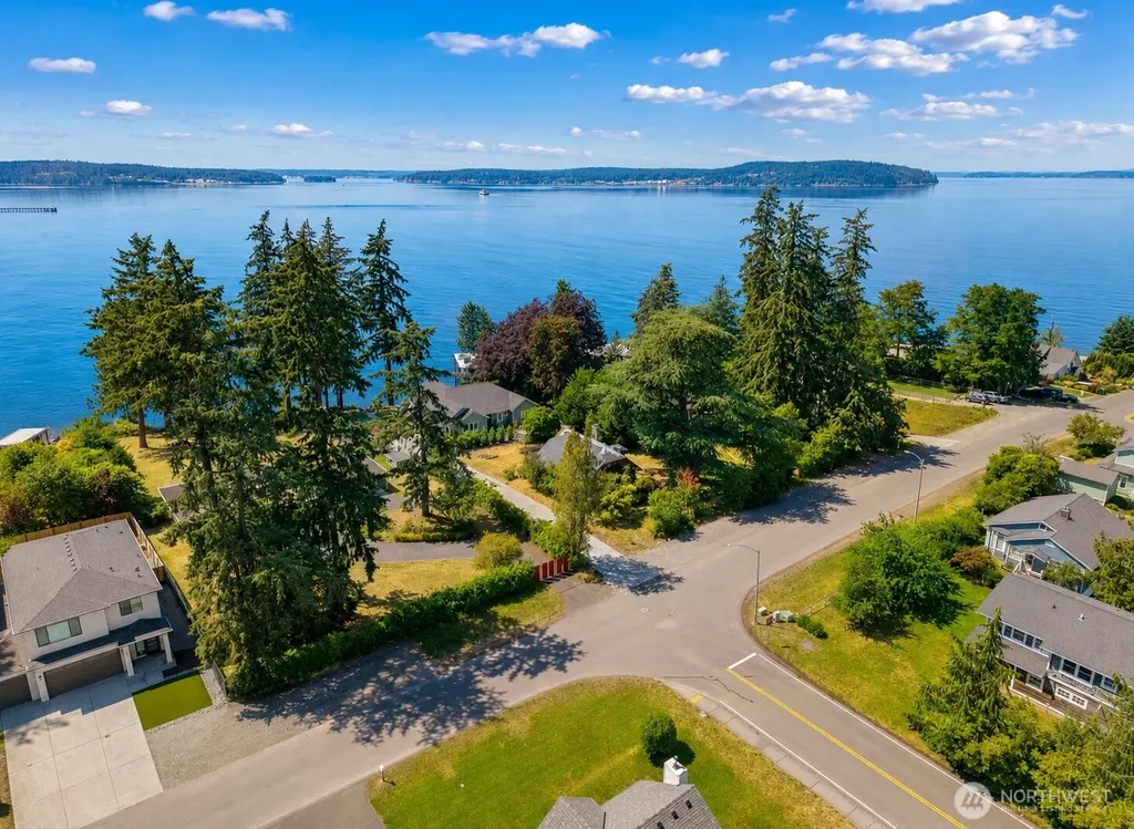 516 1st Street Steilacoom WA 98388