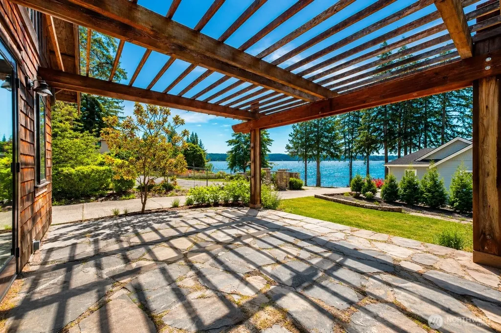 516 1st Street Steilacoom WA 98388