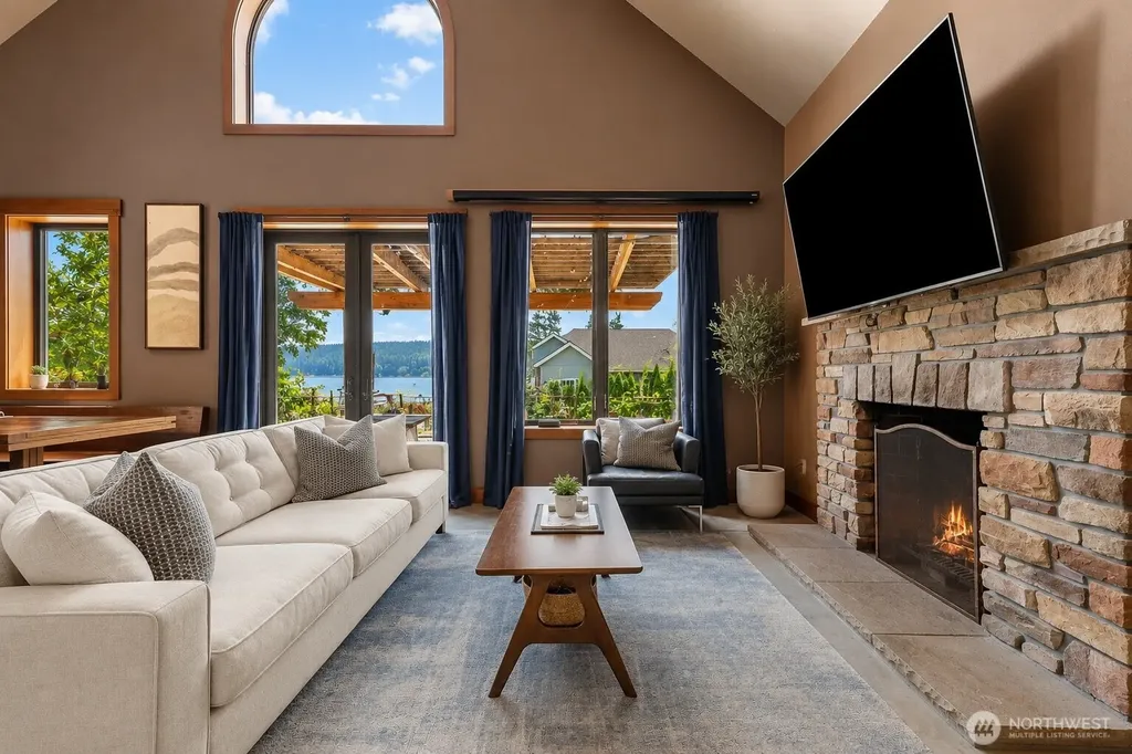 516 1st Street Steilacoom WA 98388
