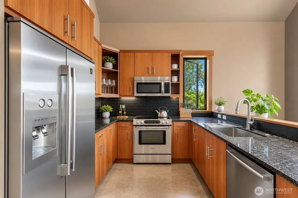 516 1st Street Steilacoom WA 98388