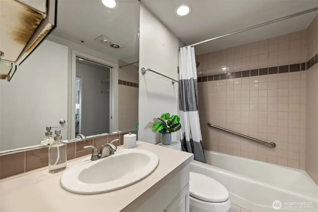 2400 8th Avenue N Seattle WA 98109