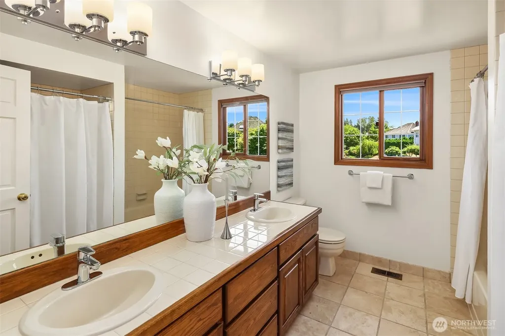 7670 80th Place SE Mercer Island WA 98040