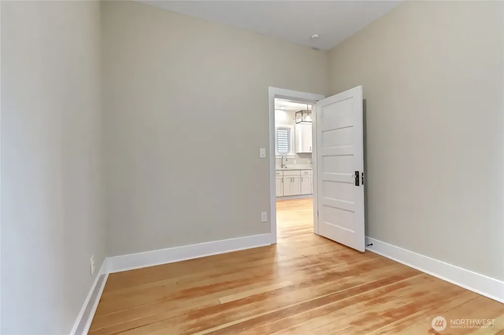 7043 17 Avenue NW Seattle WA 98117