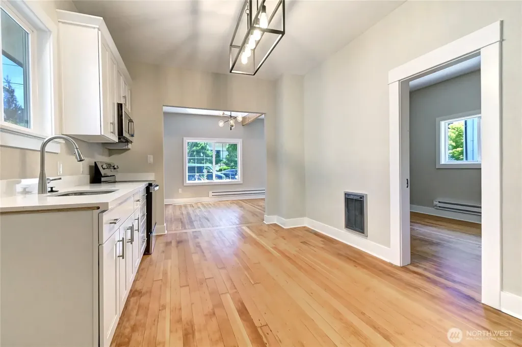 7043 17 Avenue NW Seattle WA 98117