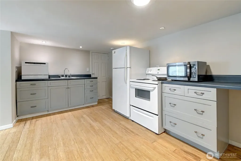 7043 17 Avenue NW Seattle WA 98117