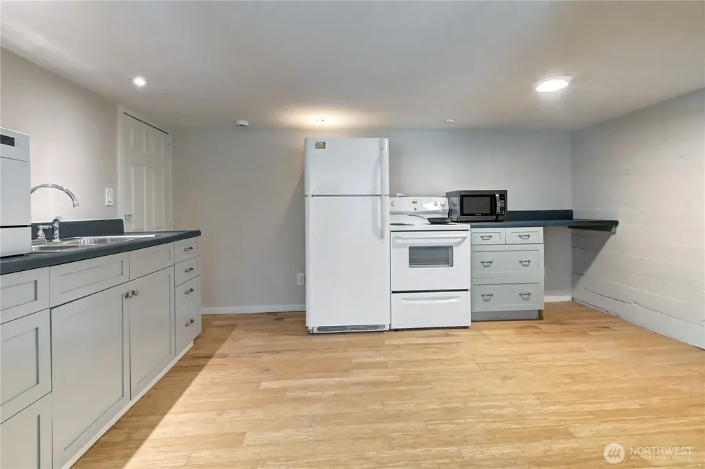 7043 17 Avenue NW Seattle WA 98117