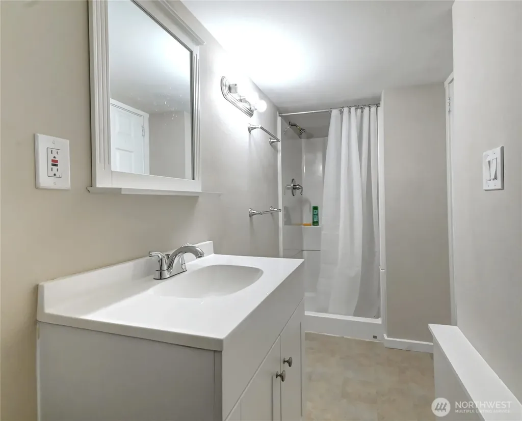 7043 17 Avenue NW Seattle WA 98117