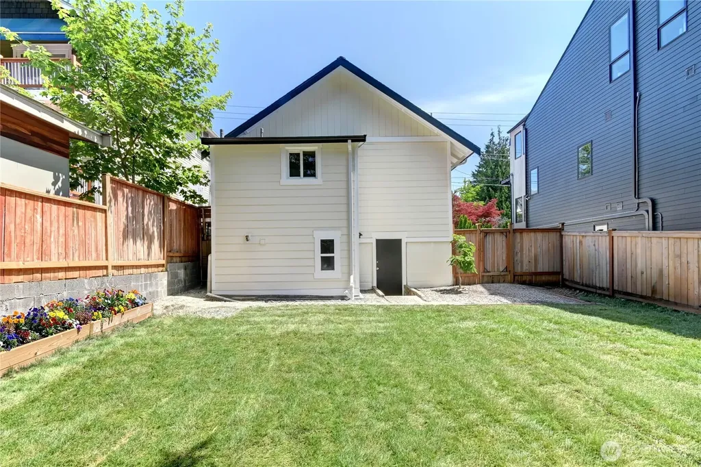7043 17 Avenue NW Seattle WA 98117